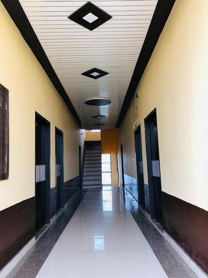 Hotel Tip Top -- Lpu Law Gate -- Family, Students, Couples Phagwāra Dış mekan fotoğraf